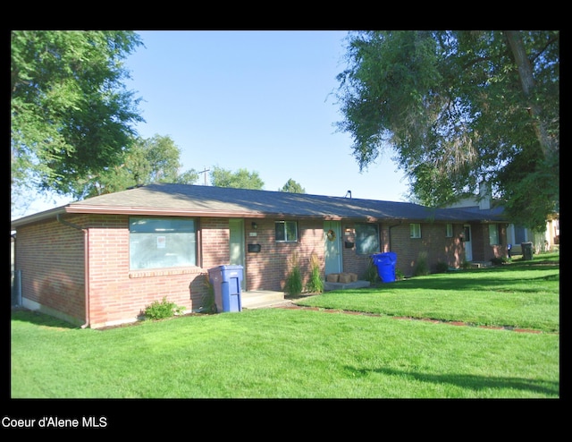 single story home featuring a front lawn