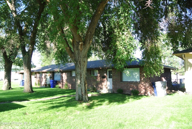 single story home featuring a front yard