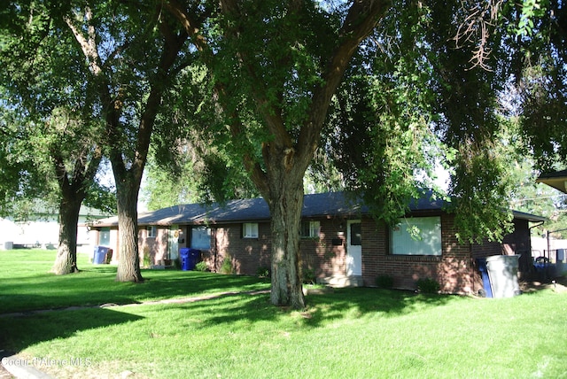 single story home featuring a front lawn