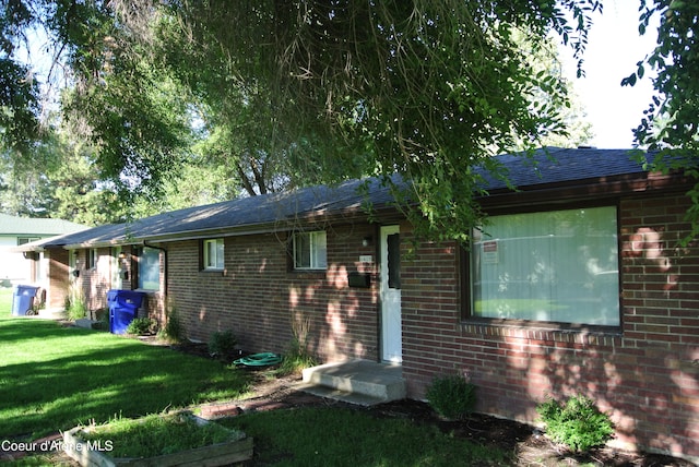 view of front facade with a front lawn