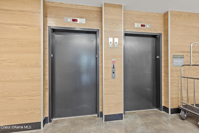 property entrance with elevator