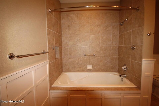 bathroom featuring tiled shower / bath