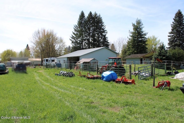 view of yard featuring an outdoor structure