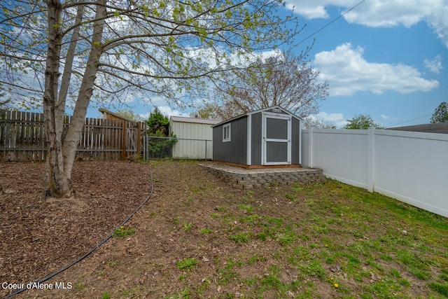 view of yard featuring a shed