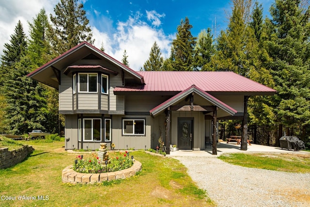 view of front of house featuring a front lawn