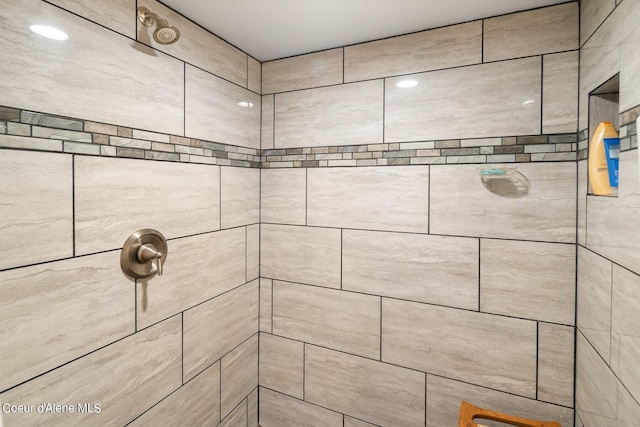 details featuring tiled shower