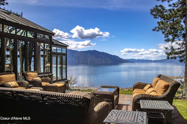 water view with a mountain view