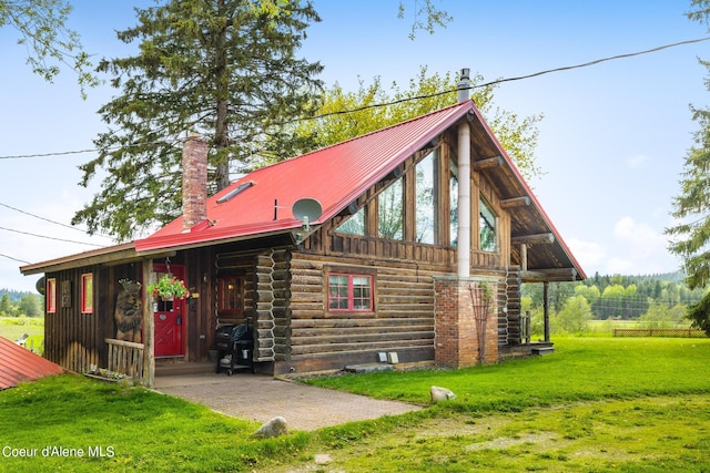 view of front of house with a front yard