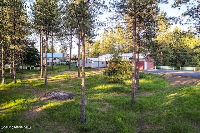 view of yard featuring an outdoor structure