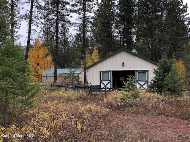 exterior space featuring an outbuilding