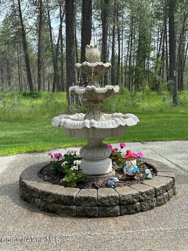 view of property's community featuring a lawn