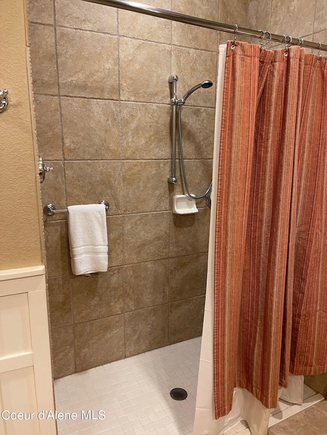 bathroom featuring curtained shower