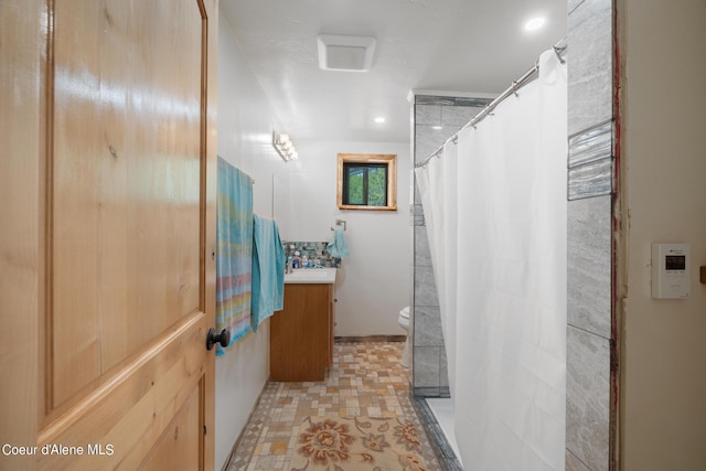 bathroom with toilet, curtained shower, and vanity