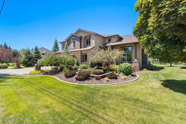 view of front of property with a front lawn