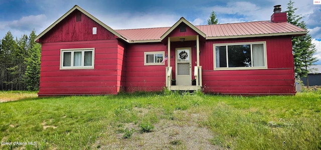 view of front of property featuring a front yard