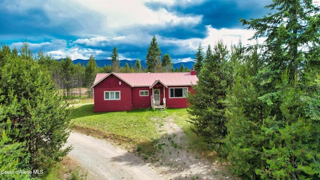 single story home featuring a mountain view