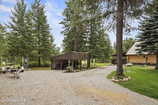 view of yard with an outbuilding