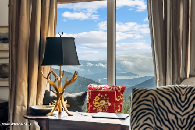 room details featuring a mountain view