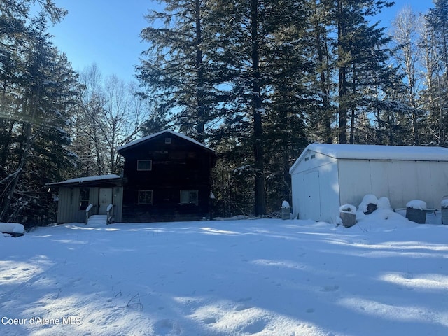 view of yard layered in snow