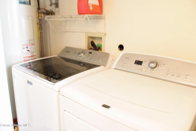 washroom featuring washing machine and clothes dryer