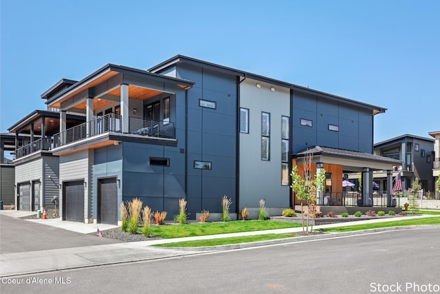 view of front facade featuring a garage