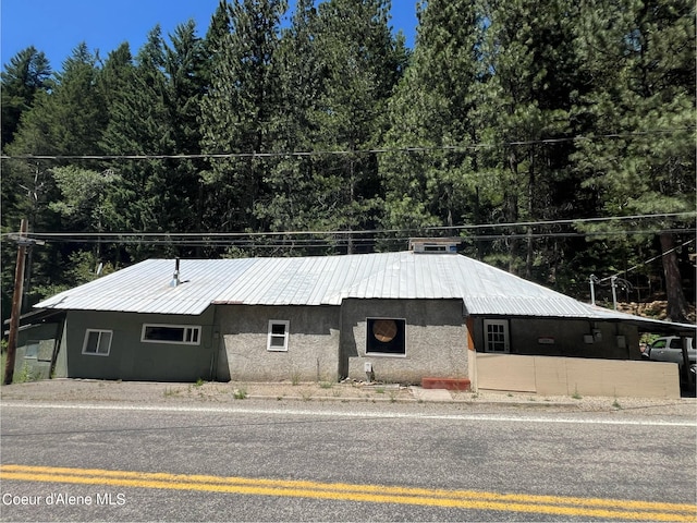 view of front facade with metal roof and stucco siding