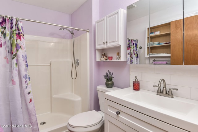 bathroom featuring toilet, a shower with shower curtain, visible vents, vanity, and backsplash