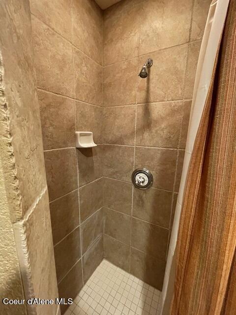 bathroom featuring a tile shower