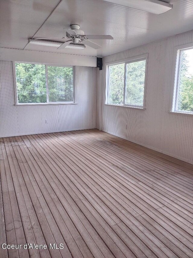 empty room featuring ceiling fan