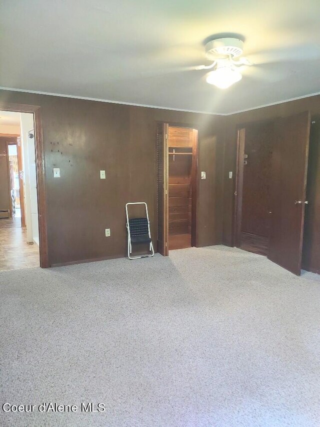 carpeted empty room featuring ceiling fan