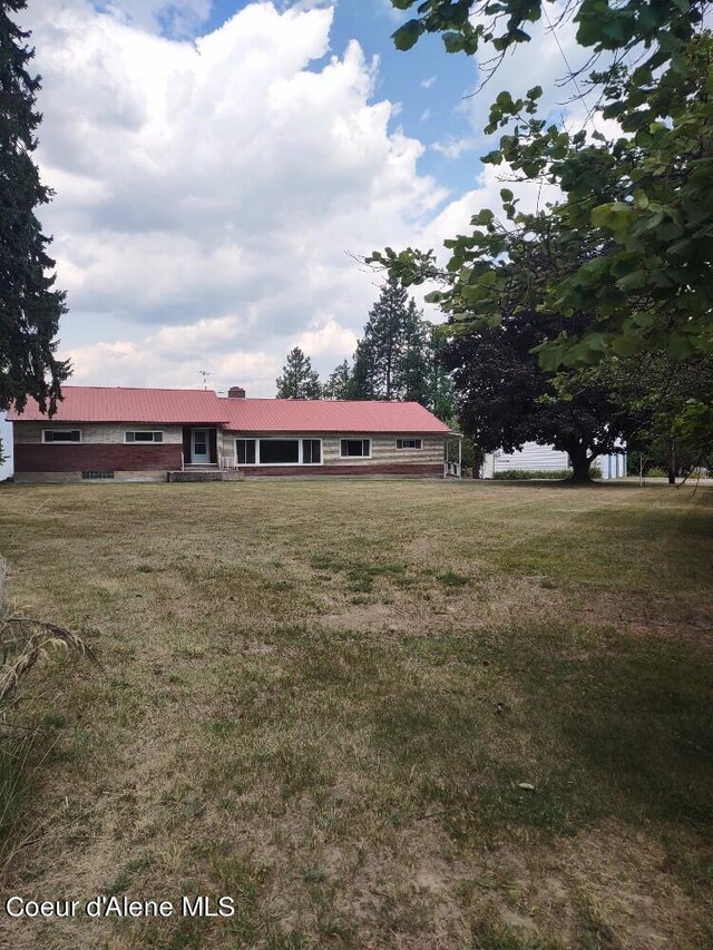 view of front of property with a front yard