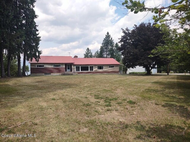 single story home featuring a front lawn