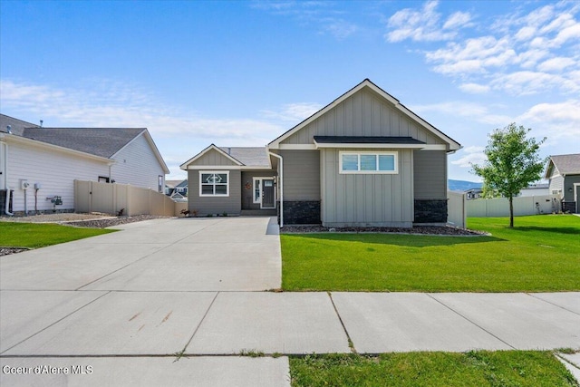 view of front of home featuring a front lawn