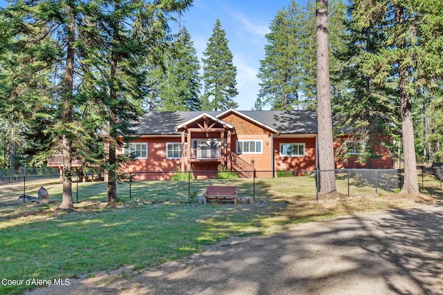 view of front of property featuring a front yard