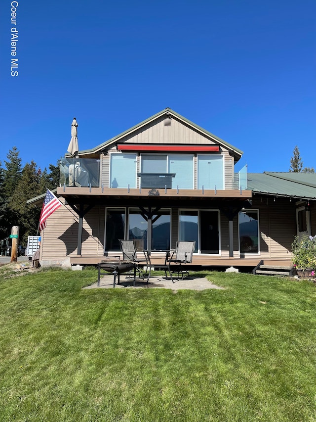 view of front of home with a front lawn