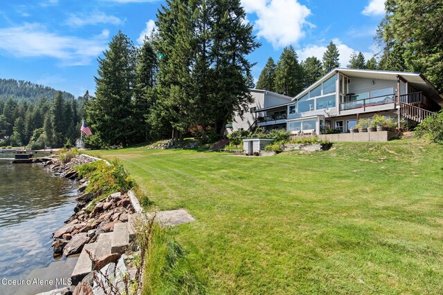 view of yard featuring a water view