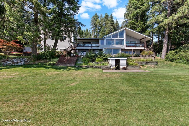 back of house featuring a yard