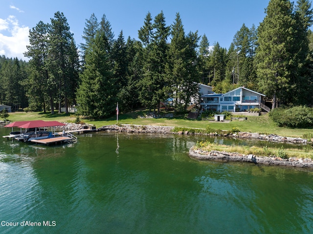 view of water feature with a floating dock