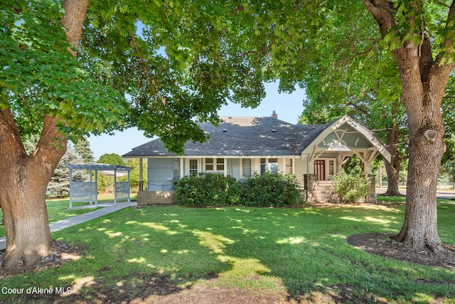 view of front of property featuring a pergola and a front yard