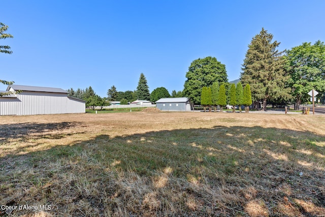 view of yard featuring an outdoor structure