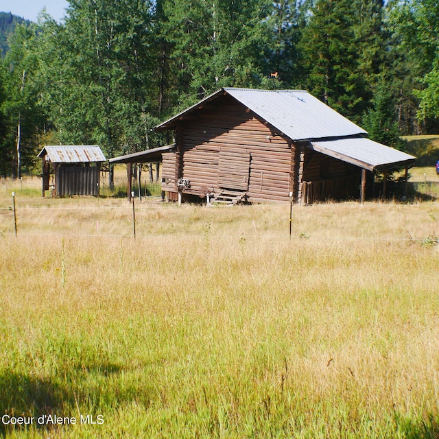 view of yard with a shed