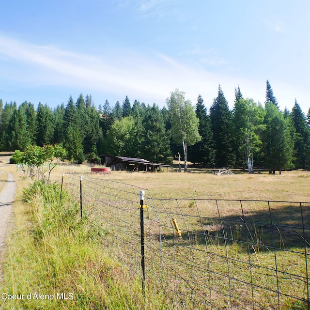 view of yard featuring a rural view