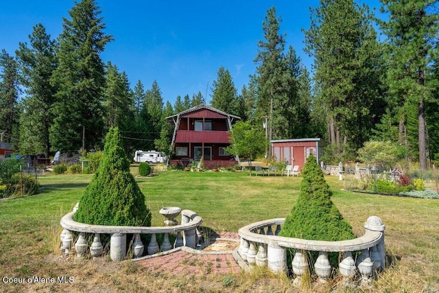 view of yard featuring an outdoor structure