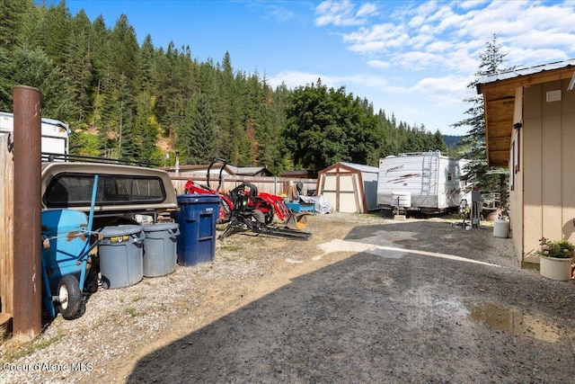 view of yard featuring a storage unit