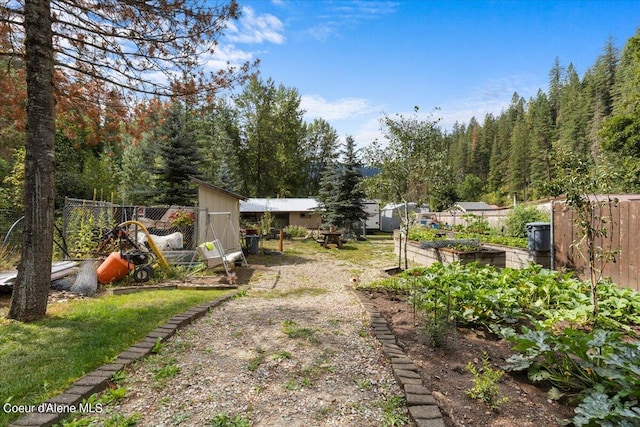 view of yard featuring an outbuilding