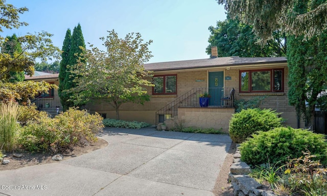 810 E Bancroft Ave, Coeur Dalene, ID 83814 - view of front facade featuring a chimney and brick siding