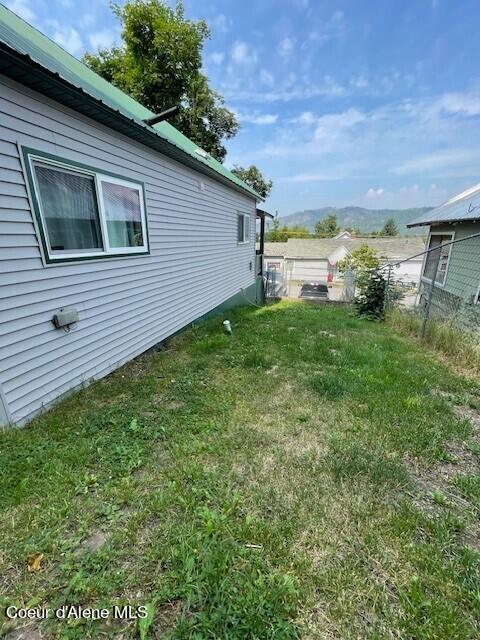 view of yard featuring a mountain view