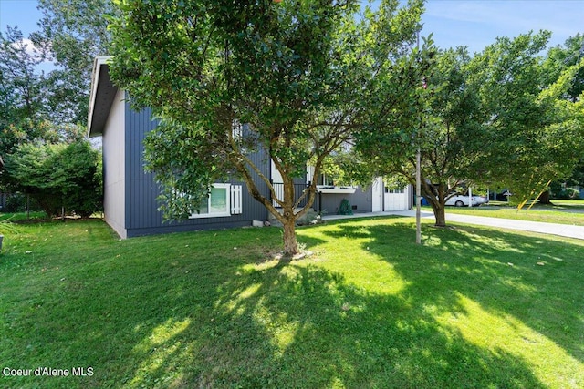 view of front of property featuring a front yard