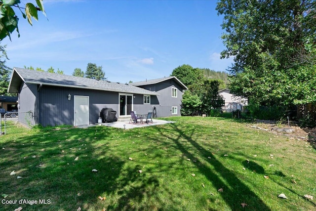 view of yard featuring a patio area