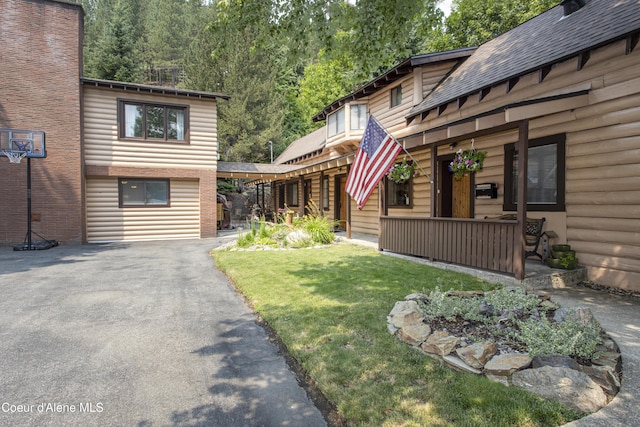 exterior space featuring a front yard